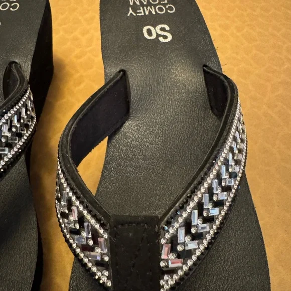 NWOT, SO Black Platform Flip Flops with Rhinestone-Strap Accent size 7-8 - Picture 2 of 7